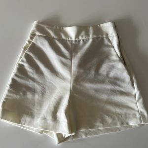 WHITE DRESS SHORTS // ZARA // SIZE EXTRA SMALL